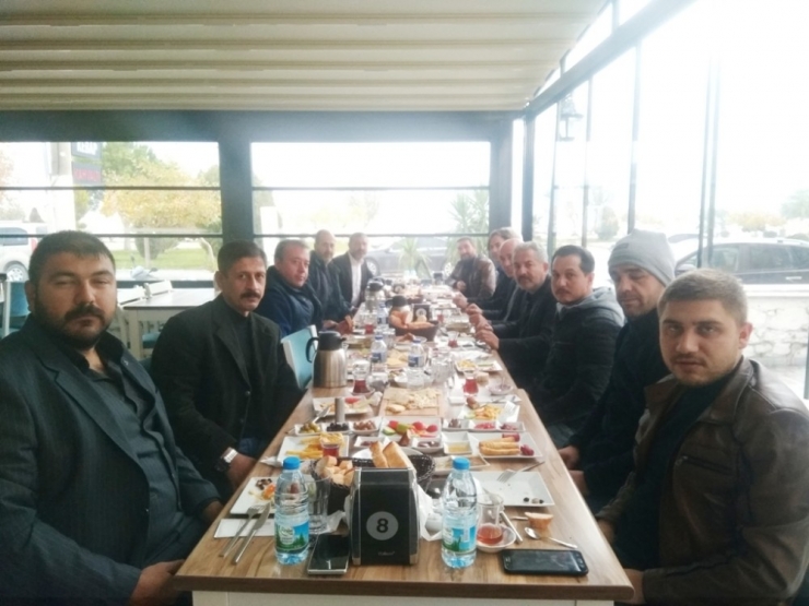 Burhaniye’de Mhp İlçe Teşkilatı Kahvaltıda Bir Araya Geldi