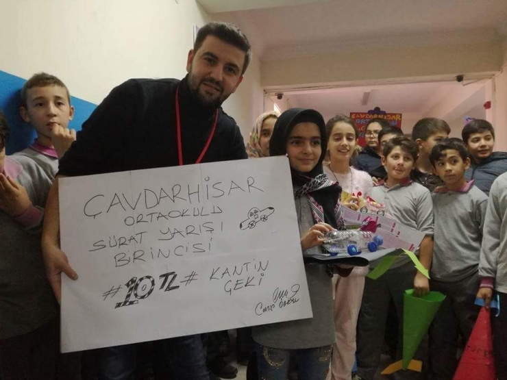 Öğrenciler, Kendi İcatları Oyuncak Arabalarla Yarıştı