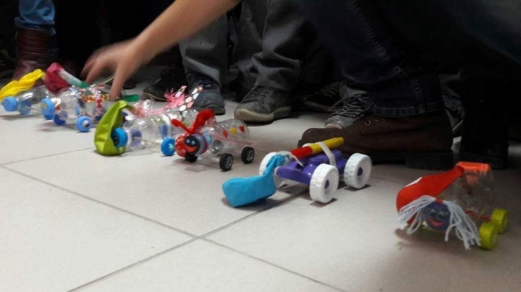 Öğrenciler, Kendi İcatları Oyuncak Arabalarla Yarıştı