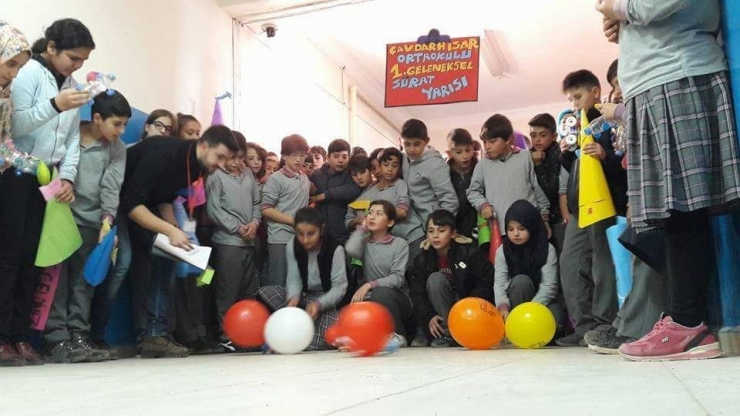 Öğrenciler, Kendi İcatları Oyuncak Arabalarla Yarıştı