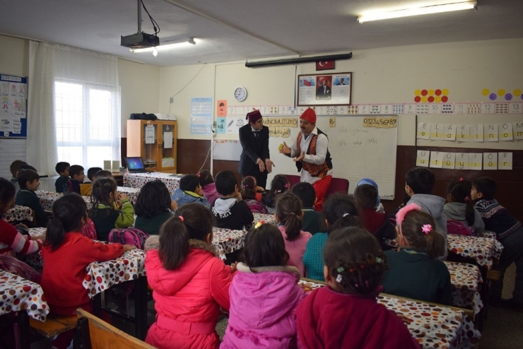 Büyükşehir Tiyatrosu Ekibi Kemal Sunal Anısına Sahne Aldı