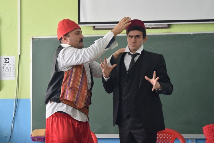 Büyükşehir Tiyatrosu Ekibi Kemal Sunal Anısına Sahne Aldı