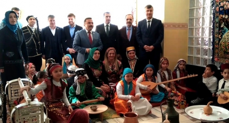 Minik Öğrenciler Geçmişini Unutmadı