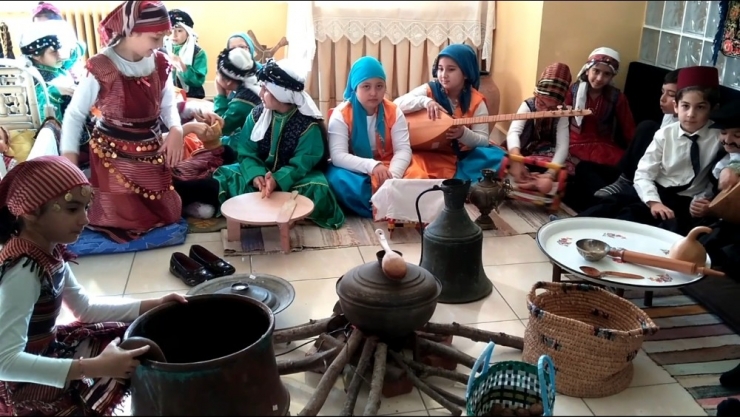 Minik Öğrenciler Geçmişini Unutmadı