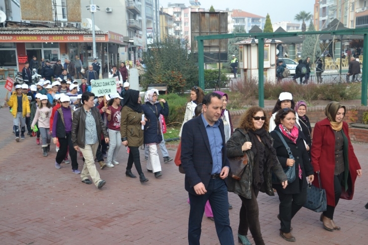 Saruhanlı’da Öğrenciler Sağlıklı Yaşam İçin Yürüdü