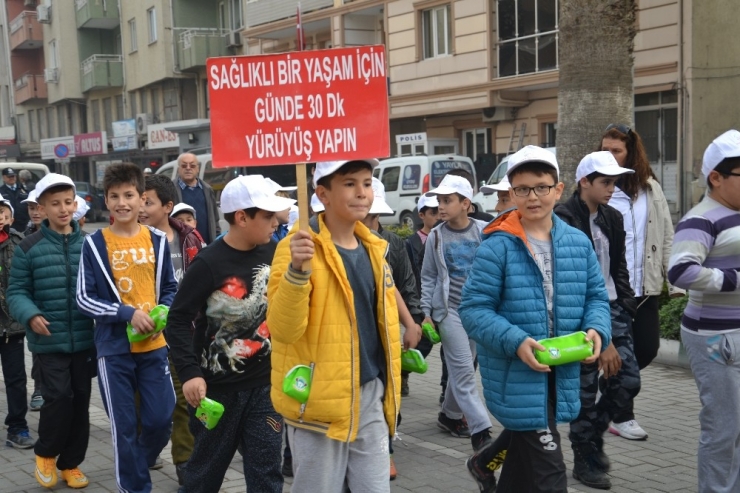 Saruhanlı’da Öğrenciler Sağlıklı Yaşam İçin Yürüdü