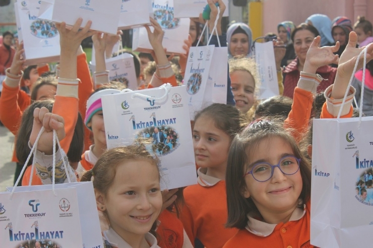 Tekkeköy’de 30 Binin Üzerinde Kitap 10 Bin Öğrenciyle Buluştu