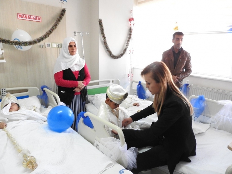 Kaymakam Uçar, Üç Kardeşi Sünnet Ettirdi