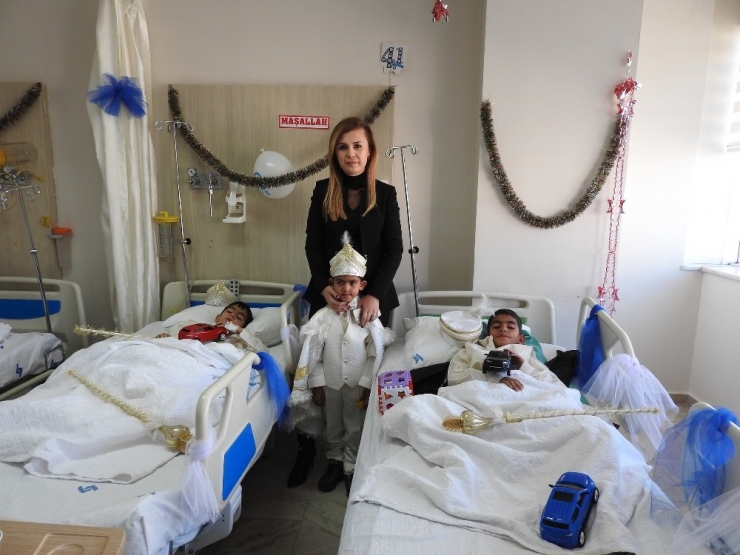 Kaymakam Uçar, Üç Kardeşi Sünnet Ettirdi