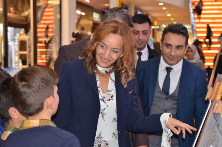 Minik Karikatüristler Yeteneklerini Sergiledi