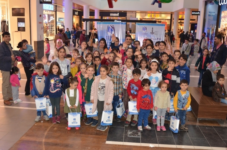 Minik Karikatüristler Yeteneklerini Sergiledi