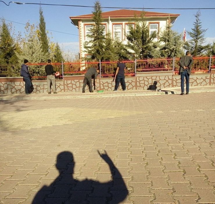 Gençler Depremzede Öğrencilerin Okulunu Süsledi