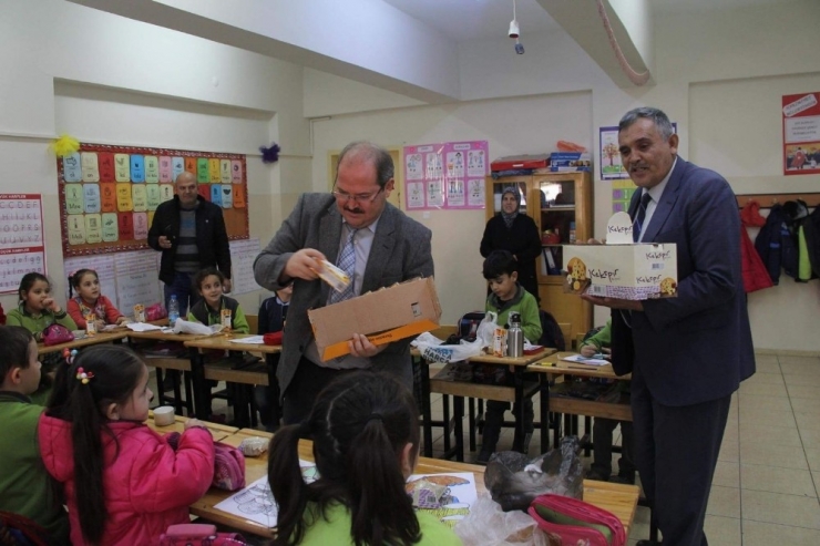 Wuppertal Kütahyalılar Derneği’nden Şaphane İlkokulu’na Kırtasiye Yardımı