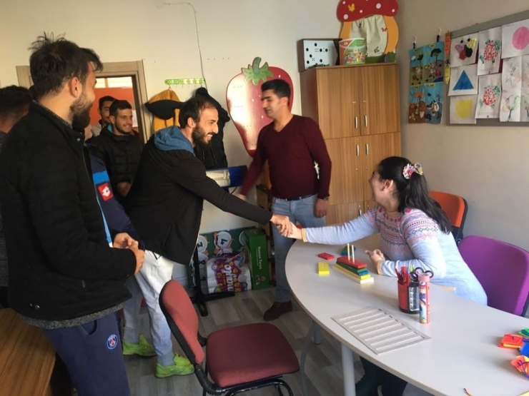 Pertekspor’lu Futbolcular, Özel Çocuklarla Bir Araya Geldi