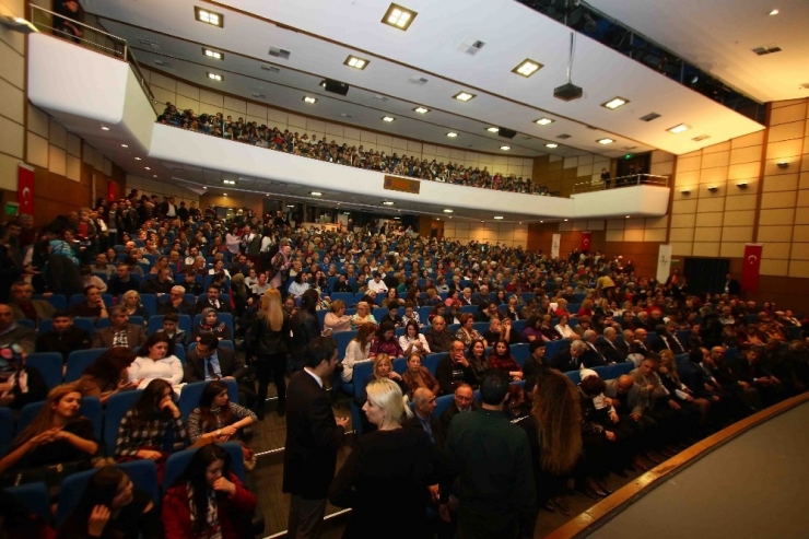 “Akidezadeler” Bayraklı’da Salona Sığmadı