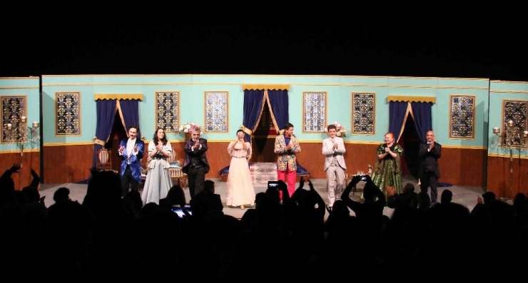 “Akidezadeler” Bayraklı’da Salona Sığmadı