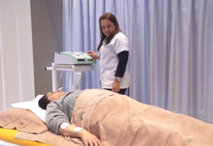 Felç Ve Kanser Teşhisi Konulan Kadın Robotik Rehabilitasyonla Yürümeye Başladı