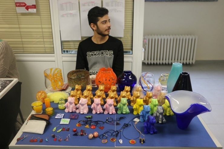 Öğrenciler "Geleneksel Yılbaşı Panayırı"nda Hünerlerini Ortaya Koydu