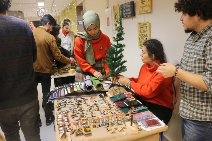 Öğrenciler "Geleneksel Yılbaşı Panayırı"nda Hünerlerini Ortaya Koydu