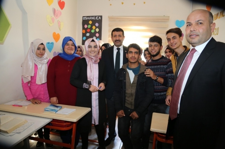 Sınavlara Hazırlanan Öğrencilere Kitap Dağıtıldı