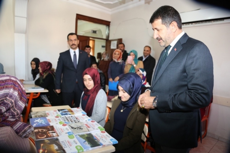 Sınavlara Hazırlanan Öğrencilere Kitap Dağıtıldı