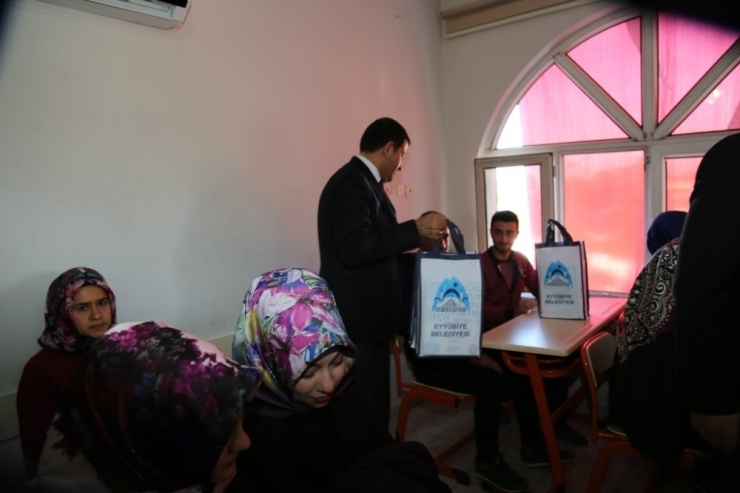 Sınavlara Hazırlanan Öğrencilere Kitap Dağıtıldı