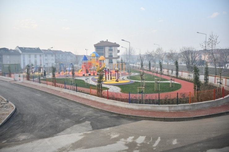 İnegöl Belediyesi Çocukları Sevindirmeye Devam Ediyor