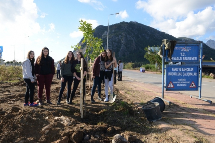 Konyaaltı’nda 40 Genç 40 Fidan Dikti