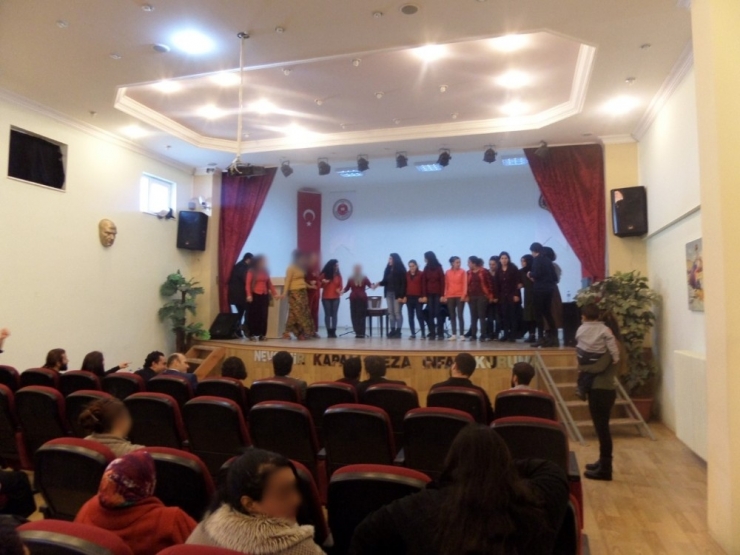 Üniversite Öğrencileri Kadın Mahkûmlara Moral Konseri Düzenledi