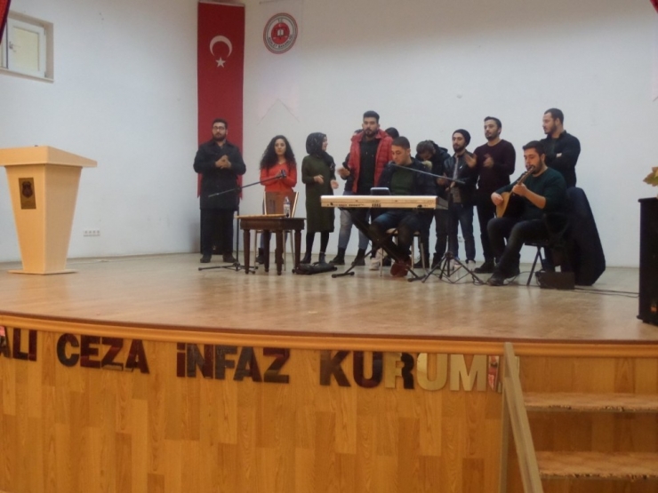 Üniversite Öğrencileri Kadın Mahkûmlara Moral Konseri Düzenledi