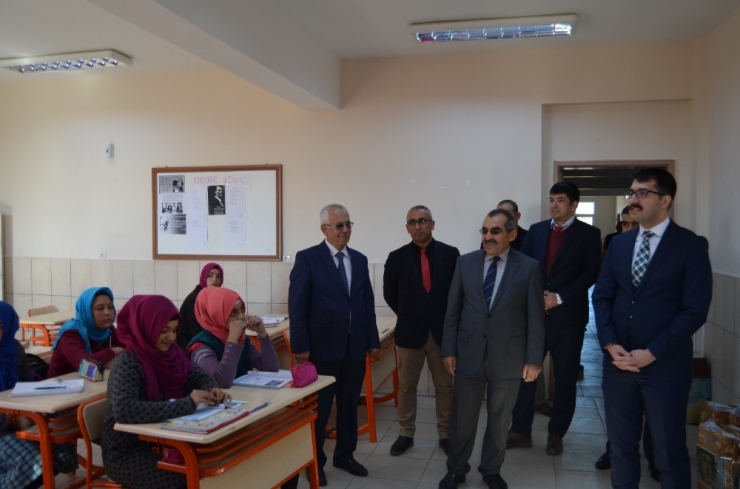 Sumbas’ta Öğrencilere Ayakkabı Yardımı