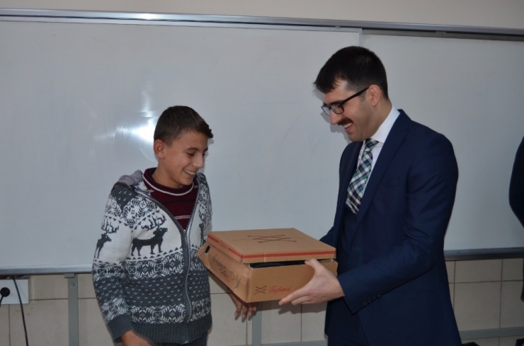Sumbas’ta Öğrencilere Ayakkabı Yardımı