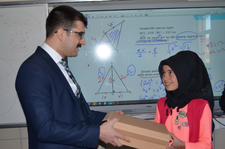 Sumbas’ta Öğrencilere Ayakkabı Yardımı