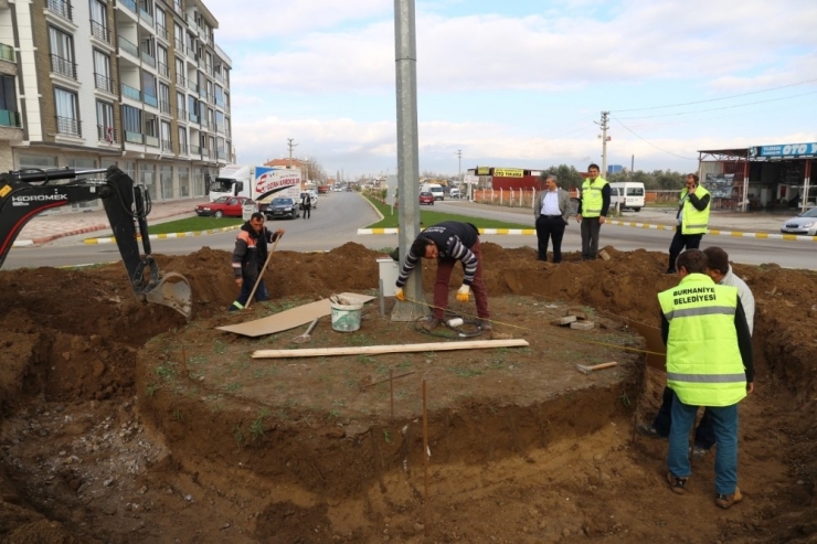 Burhaniye Girişinde Yenileme Çalışmalarına Başlandı