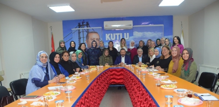 Başkan Doğan’dan Ak Parti İzmit İlçe Kadın Kolları’na Ziyaret