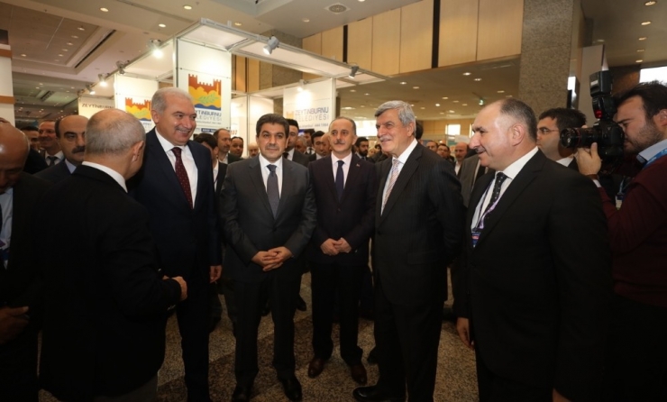 Başkan Karaosmanoğlu, Yerel Yönetimler Kitap Ve Kültür Fuarı’na Katıldı