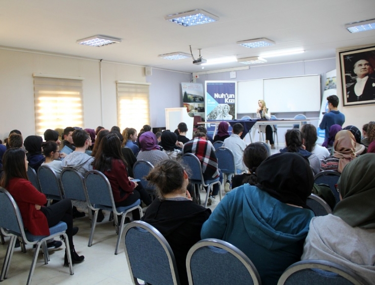 ’Nuh’un Kızı’ Konulu Söyleşi Sakaryalı Sanatseverlerle Buluştu