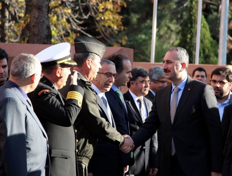 Adalet Bakanı Gül: "İbadet Edenlerle, İhanet Edenleri Ayırmak Lazım"