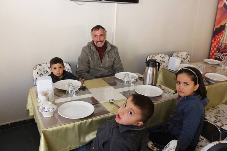 Çocuklarına Bakan Babaya İş Adamından Ev Sözü