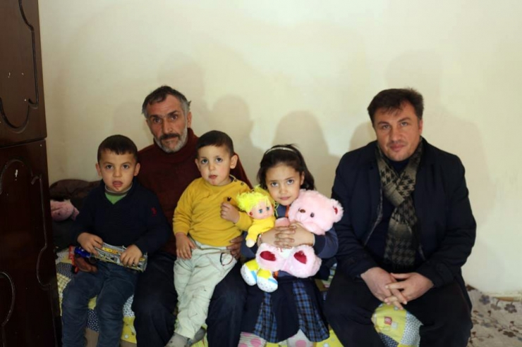 Çocuklarına Bakan Babaya İş Adamından Ev Sözü