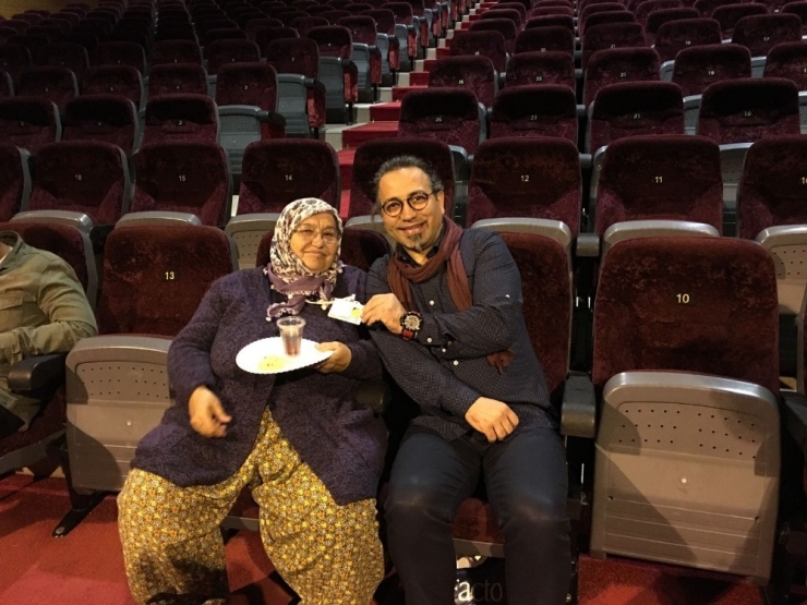 Ulamış Köylüleri İstanbul’da Sahnede