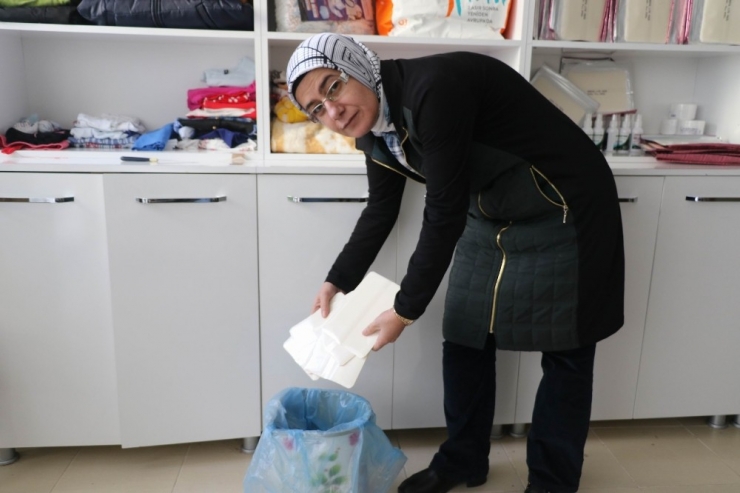 Kelebek Hastası Çocuklar, Kendilerine Uygun Olmayan Köpüklü Sargı Bezini, Derilerine Yapıştığı İçin Kullanamıyor