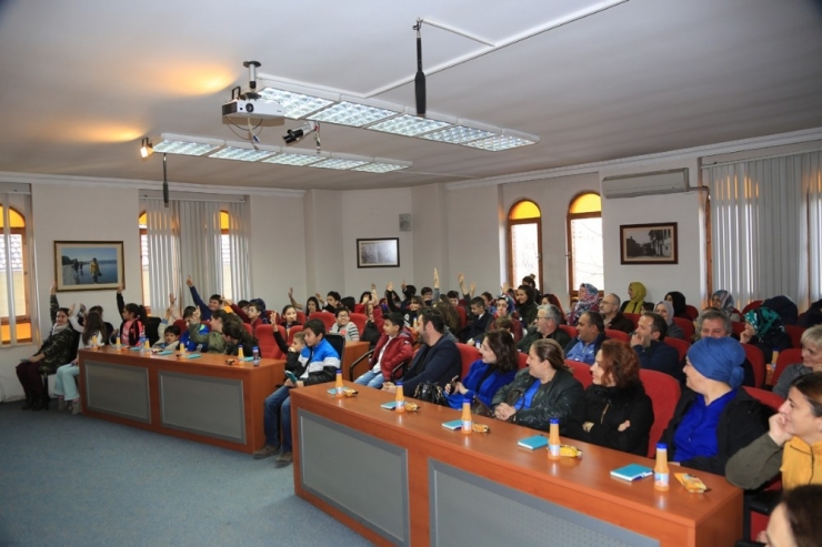 Sapanca’nın İlk Çocuk Meclis Başkanı Eda Bayar Oldu