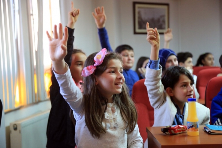 Sapanca’nın İlk Çocuk Meclis Başkanı Eda Bayar Oldu