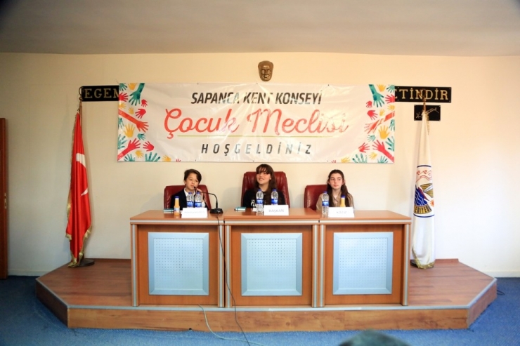 Sapanca’nın İlk Çocuk Meclis Başkanı Eda Bayar Oldu