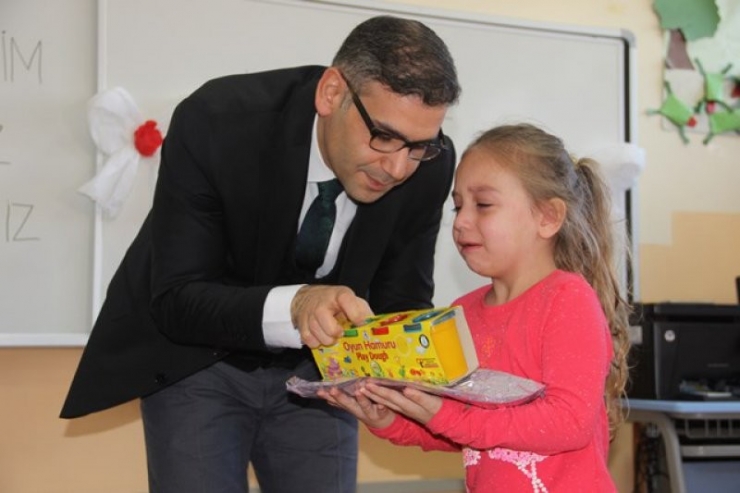 Okul Öncesi Öğrencilere Eğitici Materyal Ve Oyuncak Desteği