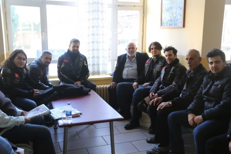 Motosikletli Gençlerden Huzurevi Ziyareti