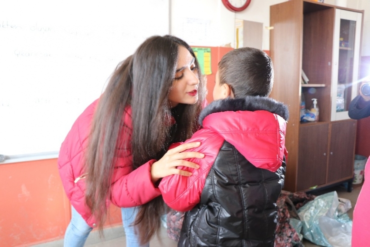 Üniversite Öğrencisinden İlkokul Öğrencilerine Yardım