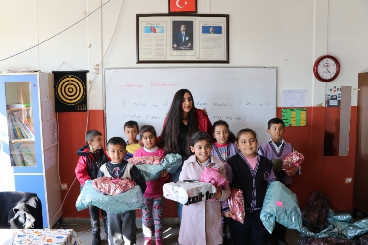 Üniversite Öğrencisinden İlkokul Öğrencilerine Yardım