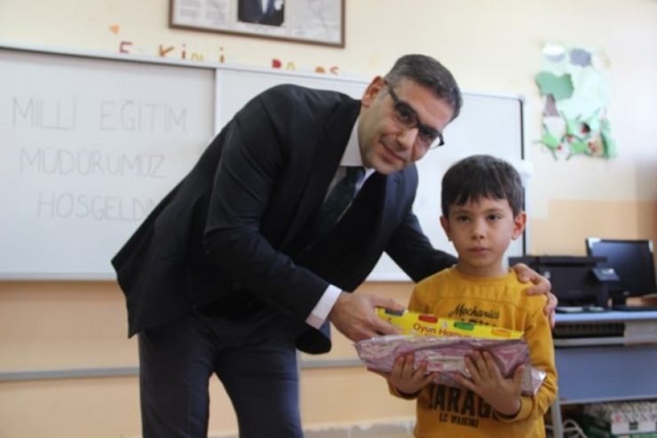 Okul Öncesi Öğrencilere Eğitici Materyal Ve Oyuncak Desteği